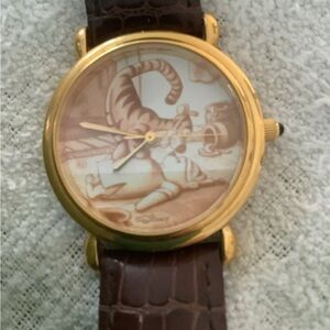 ⚠️ Disney watch with Winnie the Pooh, band is damaged.